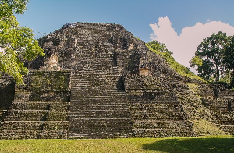 imagen de una de las pirámides de Tikal