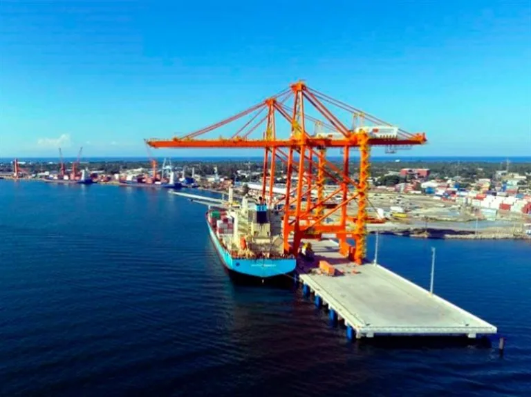 Grúa pórtico montando conteneros en el muellede puerto cortes