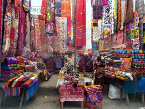 los bordados coloridos en el mercado