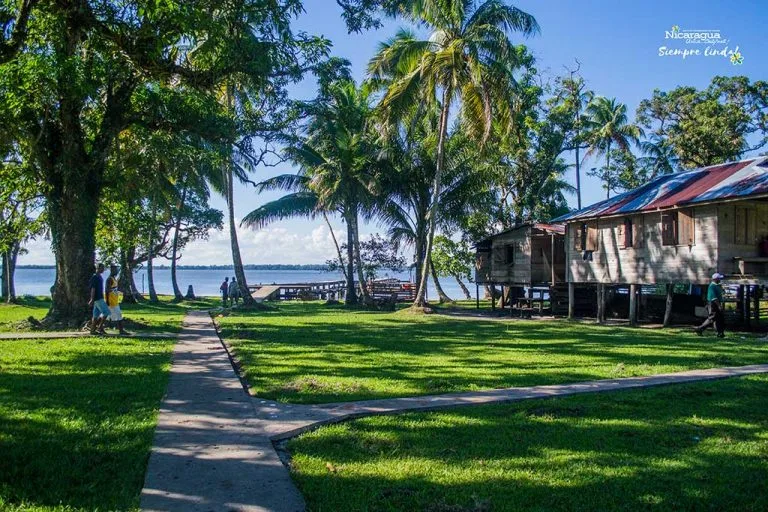 casa tipica de la costa caribe nicaragüense cerca del la playa