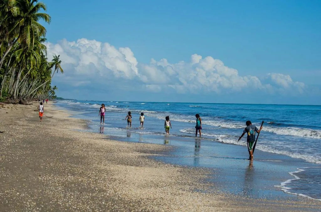 playa en puerto cabezas, personas lugareñas disfrutando de la calida agua