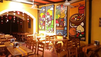 restaurante con sus mesas sillas y pinturas típicas de El salvador