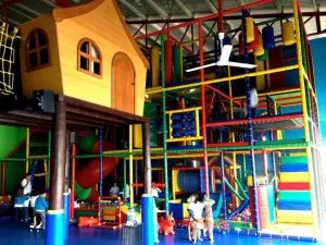 area de juegos, casita y escaleras