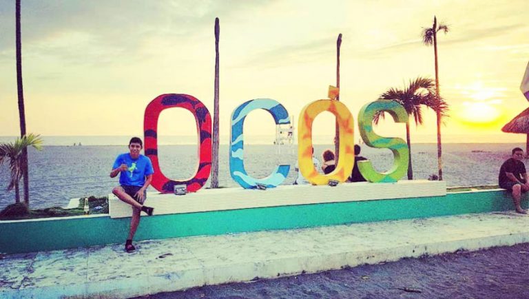 letras ocos en la playa refiriendo el nombre del lugar "OCOS"