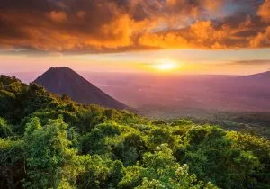 vista del atardecer y el volcán santa ana